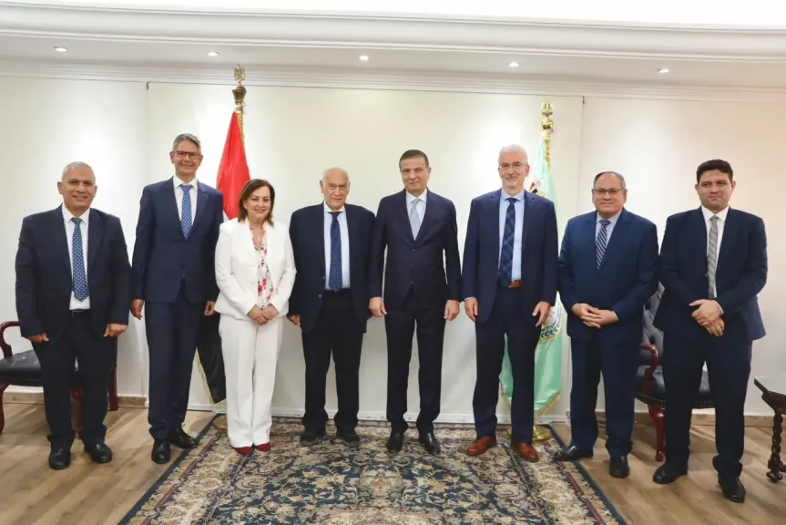 وزير الزراعة يبحث مع وفد ألماني تطوير الزراعة العمودية للقمح