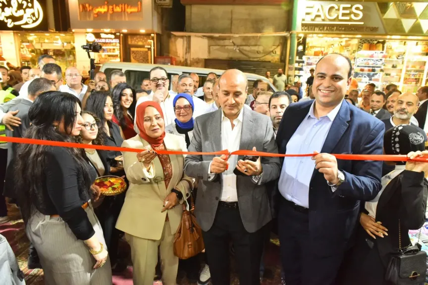 محافظ أسيوط يفتتح معرضي ”إحنا معاك” للمستلزمات المدرسية بحي غرب