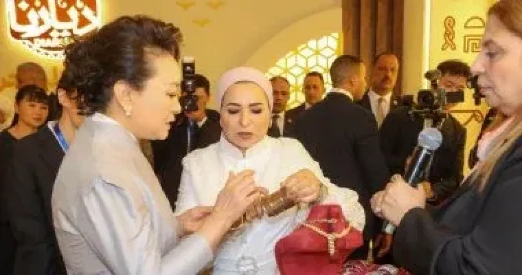 السيدة انتصار السيسى تنشر فيديو لجولة برفقة قرينة الرئيس الصينى لتفقد المصنوعات المصرية