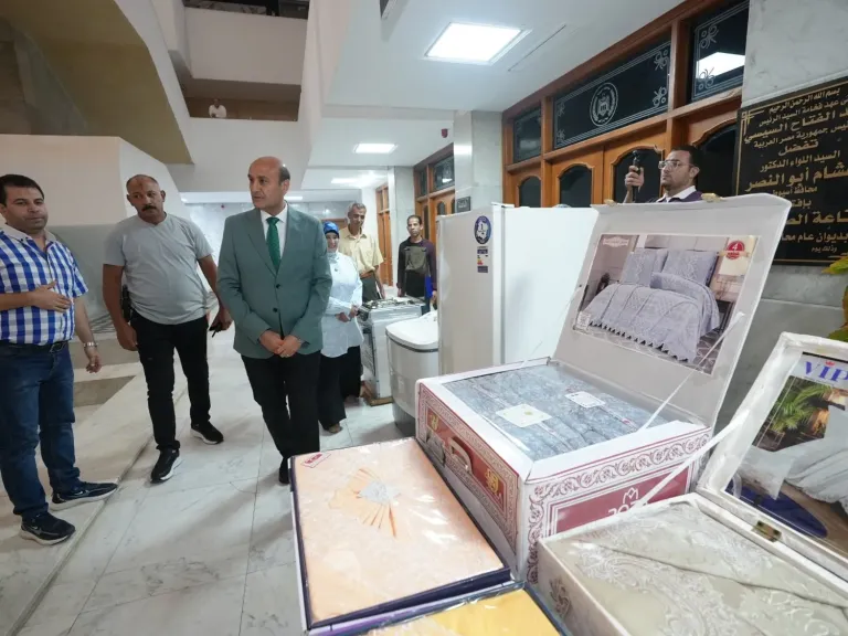 محافظ أسيوط يرسم البسمة على وجه عروس من الأولى بالرعاية ويهديها جهازًا متكاملًا