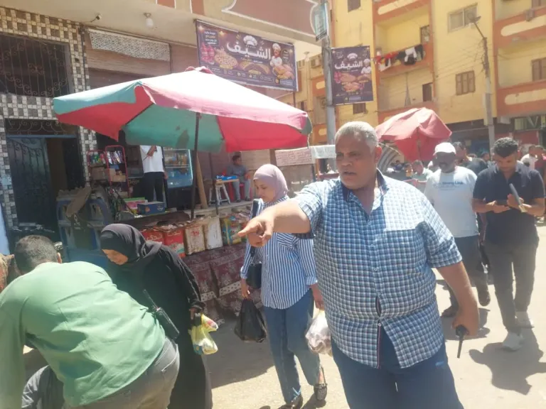 محافظ أسيوط: تكثيف حملات ضبط الأسواق ورفع الإشغالات ومواصلة أعمال النظافة