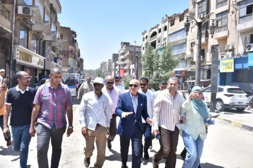 تمهيدًا للرصف.. محافظ الأقصر يتابع تطوير شارع عبد المنعم العديسي ورفع كفاءة المرافق