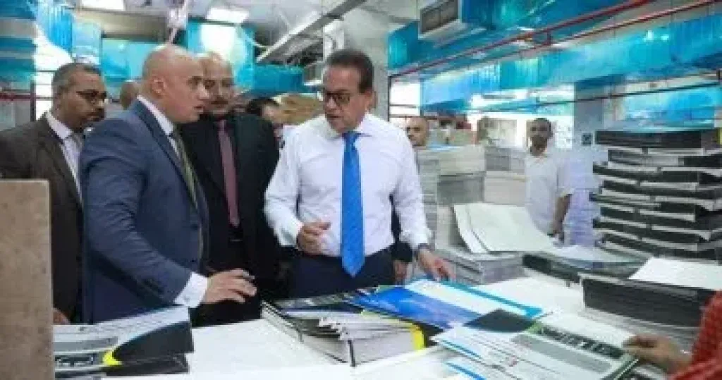 وزير الصحة يتفقد مخازن التموين الطبي للاطمئنان على المخزون الاستراتيجي