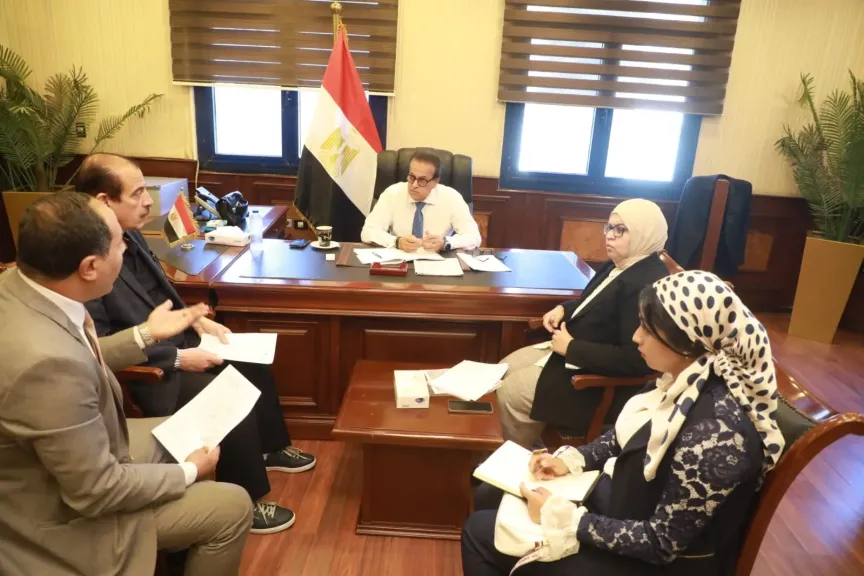 وزير الصحة يستعرض نتائج زيارة خبراء طب وجراحات الأجنة من بيرو لمستشفيات المؤسسة العلاجية