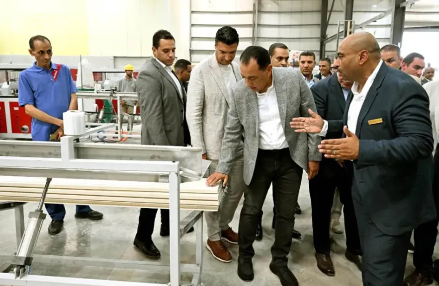 رئيس الوزراء يفتتح المرحلة الأولى من مصنع ”ديزايني دورز” لصناعة الأبواب الخشبية ومنتجات التشطيبات