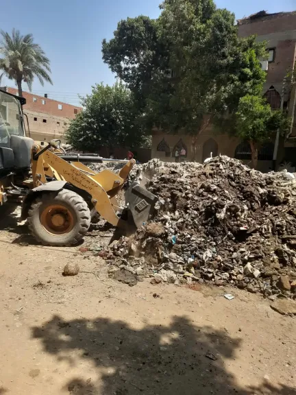 محافظ أسيوط: استمرار رفع نواتج تطهير الترع والمصارف بقرية العقال البحري بالبداري