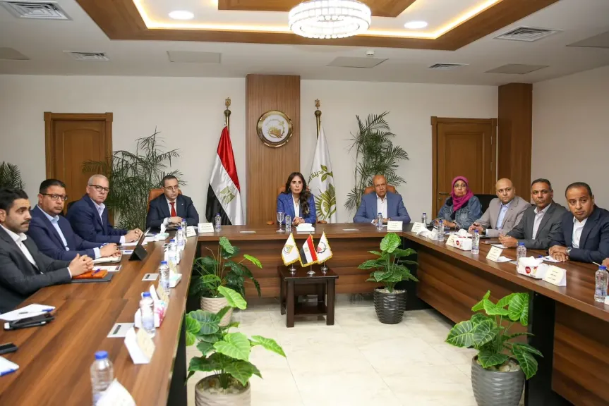 وزيرة الإسكان تتابع مستجدات توفيق الأوضاع بالأراضي المضافة وتنفيذ المشروعات