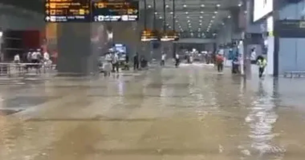 أمطار غزيرة تغرق مطار دلهى وتحول مسار 9 رحلات جوية
