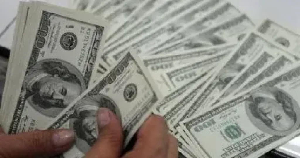 تعرف على سعر الدولار مقابل الجنيه قبل بدء جلسة التداول