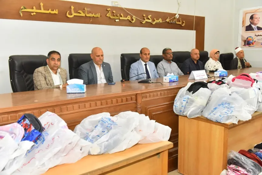 محافظ أسيوط يدعم طلاب الأسر الأولى بالرعاية بساحل سليم بـ220 حقيبة مدرسية متكاملة