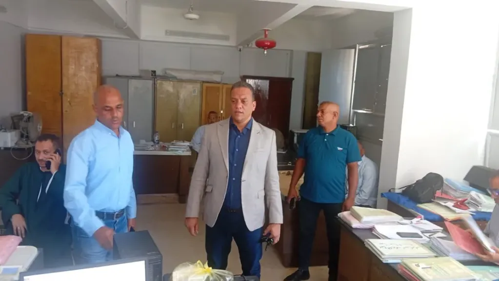 محافظ أسيوط: متابعة ميدانية مستمرة لأداء الإدارات بالوحدة المحلية لمركز