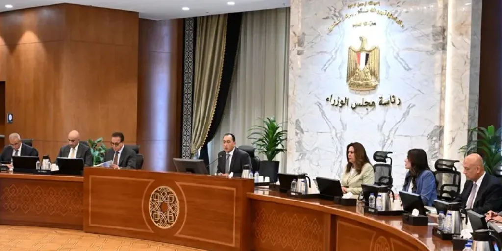 رئيس الوزراء يستعرض الموقف التنفيذي لمشروعات ”حياة كريمة” في 1667 قرية| صور