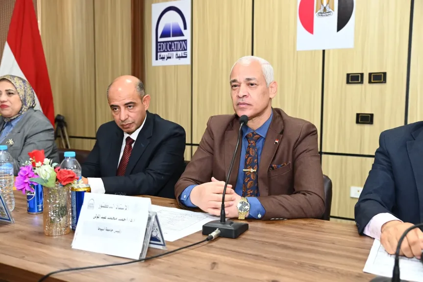رئيس جامعة أسيوط يفتتح الدورة السابعة والسبعين لإعداد المعلم الجامعي لمعاوني