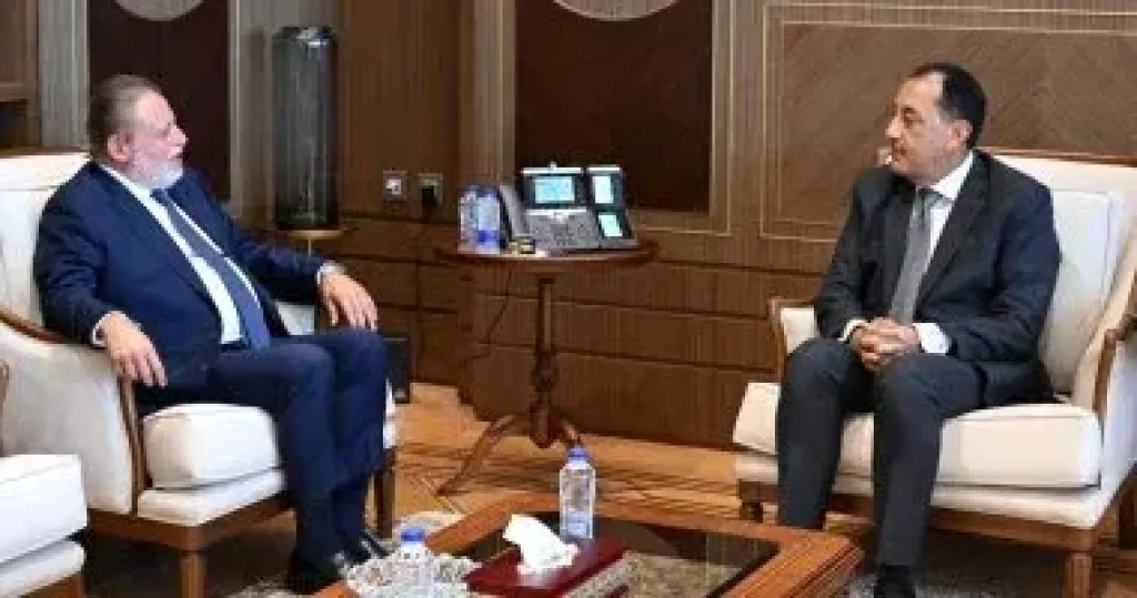 رئيس الوزراء يبحث مع محافظ البنك المركزي عددا من ملفات العمل المشتركة