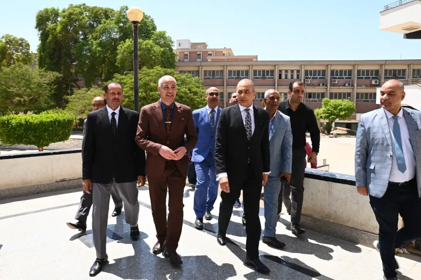 رئيس جامعة أسيوط يشهد افتتاح ندوة «التحول الرقمي والتقاضي عن بُعد»