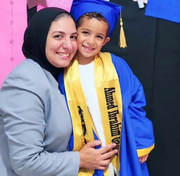 أحمد إبراهيم مدكور يحتفل بتخرجه ويستعد لمرحلة جديدة في حياته التعليمية