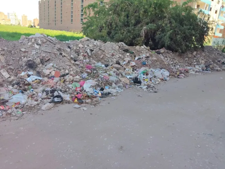استغاثة أهالي حي الأزهري ببني سويف مصرف مياه يتحول إلى بؤرة للقمامة والمخلفات ومطالب بسرعة التدخل