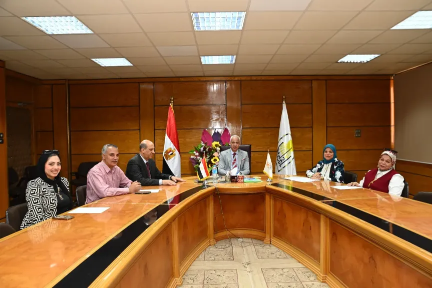 رئيس جامعة أسيوط يترأس اجتماع مركز رعاية الطلاب ذوي الإعاقة ويعتمد خطة أنشطته للعام