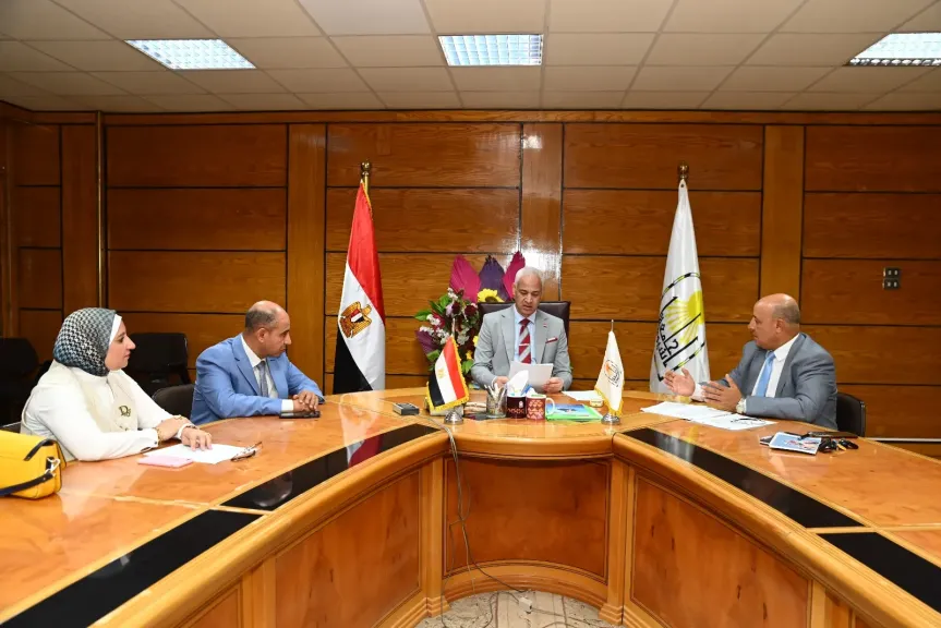 رئيس جامعة أسيوط يناقش الخطة السنوية لأنشطة مركز رصد ودراسة المشكلات المجتمعية