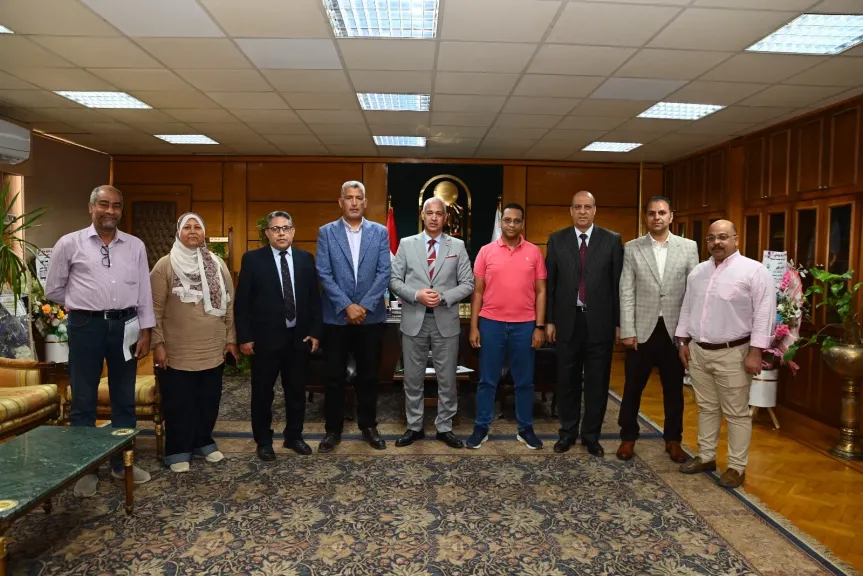 رئيس جامعة أسيوط يستقبل مسئول متابعة المشروعات بمجلس الوزراء لمتابعة