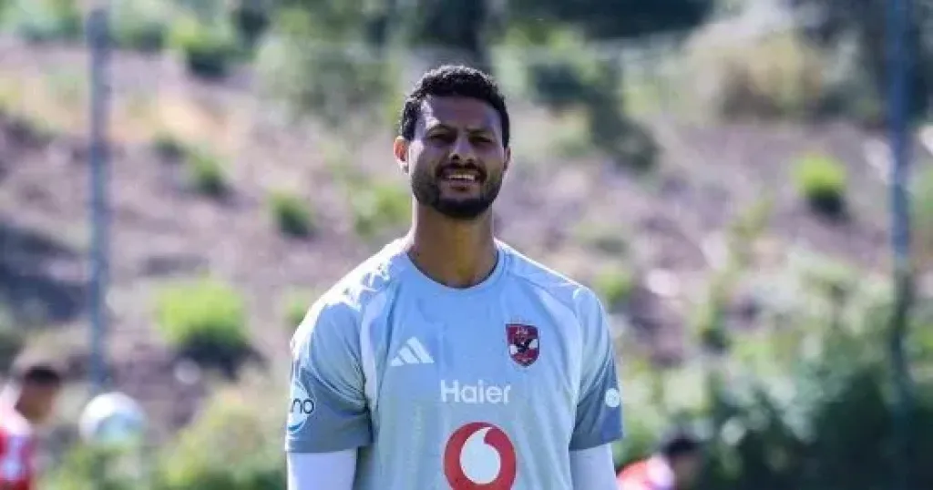 محمد الشناوي يحرس مرمى الأهلي أمام المقاولون العرب بالدوري