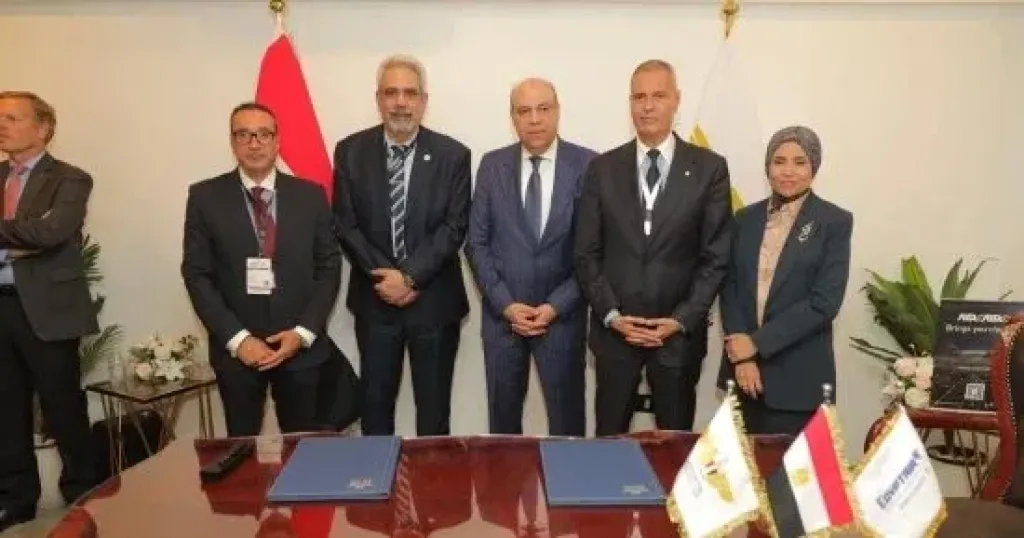 وزير الطيران المدنى يشهد توقيع اتفاقية «CO2 Connect» بين مصر الطيران والأياتا