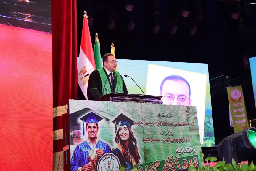 زراعة القاهرة تحتفل بتخريج دفعة 2026 وتكرم الدفعة الذهبية من أساتذة الكلية.
