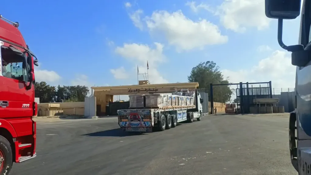 عبر القافلة الـ 275 من «زاد العزة».. الهلال الأحمر المصري يواصل مد غزة بالمساعدات الإنسانية اللازمm