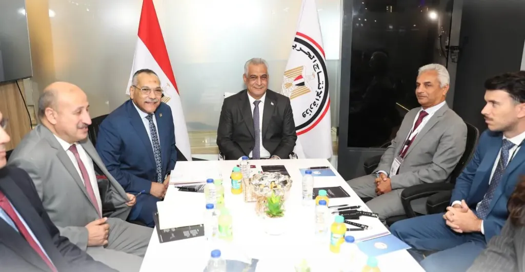 جمبلاط يبحث فرص التعاون مع ممثلي الشركات العالمية بمعرض العلمين الدولي للطيران