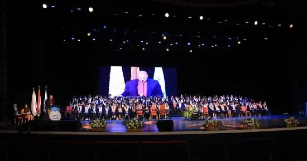 رئيس الطائفة الإنجيلية يشهد حفل تخرج طلاب مدرسة رمسيس الجديدة بحضور وزيرة التنمية المحلية
