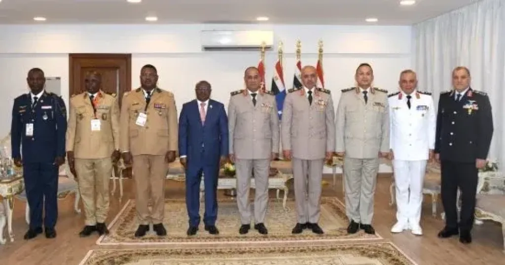 وزير الدفاع ورئيس الأركان يلتقيان عددا من قادة الوفود العسكرية