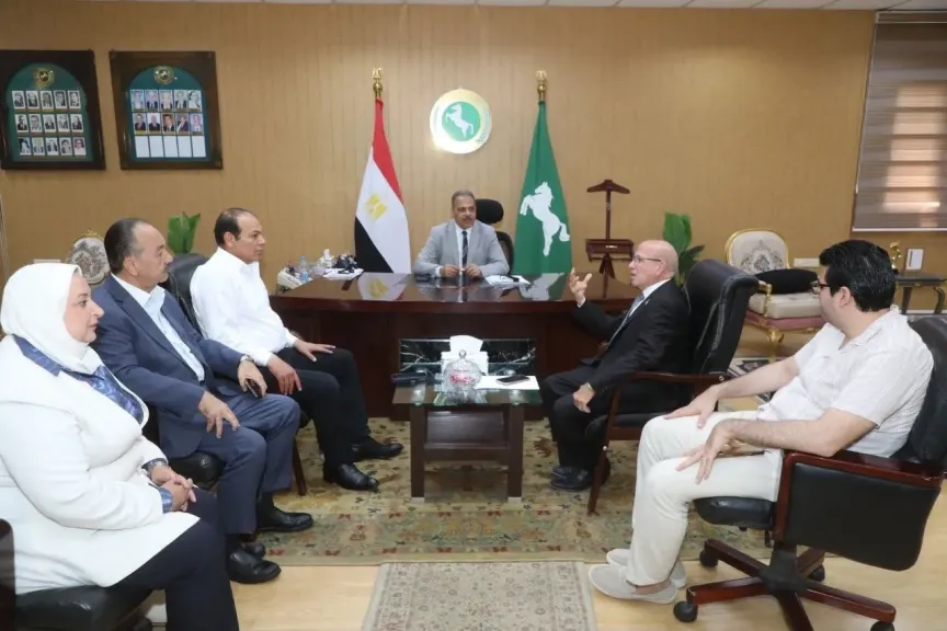 لإستعراض وحل مشاكل المواطنين .. محافظ الشرقية يلتقي عدداً من نواب البرلمان بمكتبه بالديوان العام
