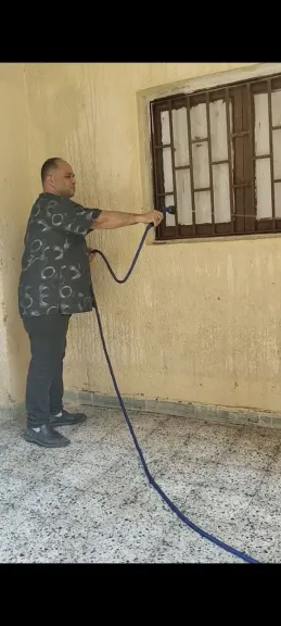 مدير وحدة خدمات الجيزة التجارية يرتدي ملابس العمال و يجهز المدرسه ويقوم بطلائها