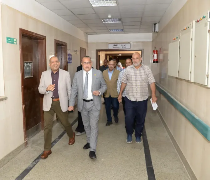 عميد كلية الطب بجامعة أسيوط ورئيس مجلس إدارة المستشفيات الجامعية يتفقد أعمال