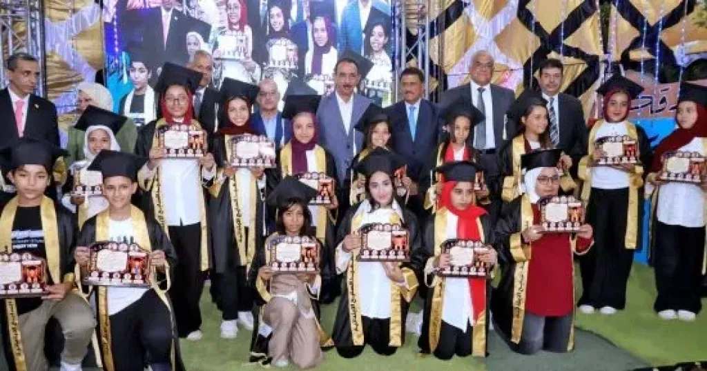 محافظ سوهاج يشهد حفل تكريم أوائل الطلبة بمدرسة الشهيد السايح بالمراغة