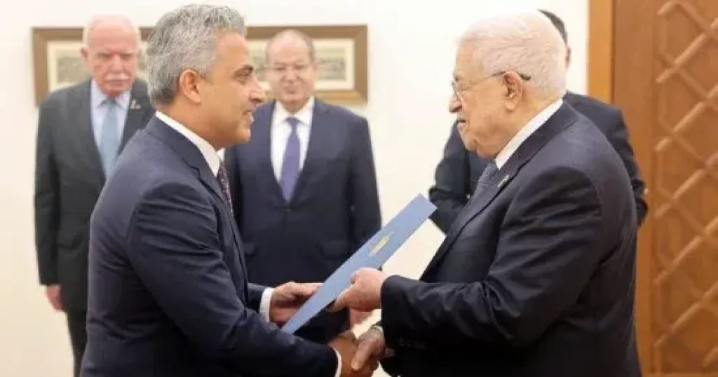 السفير المصري يقدم أوراق اعتماده للرئيس الفلسطينى محمود عباس