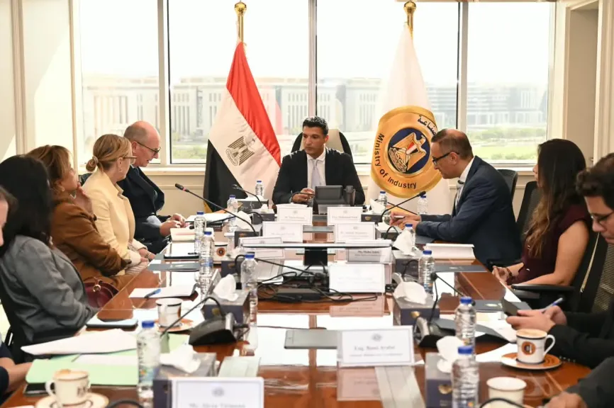 وزير الصناعة يبحث مع البنك الأوروبي تمويل مشروعات الطاقة المتجددة