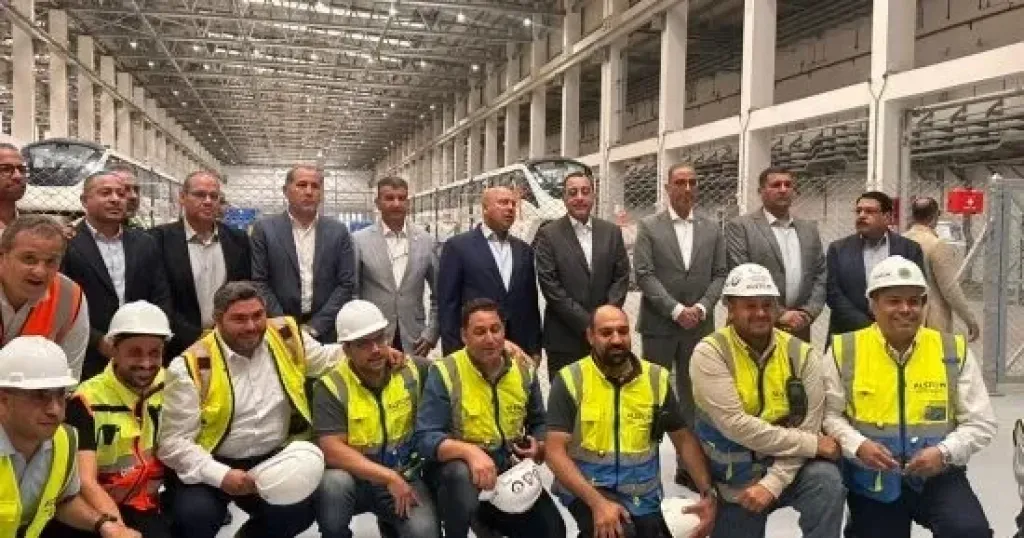 رئيس الوزراء يلتقط صورة تذكارية مع العاملين بمونوريل غرب النيل