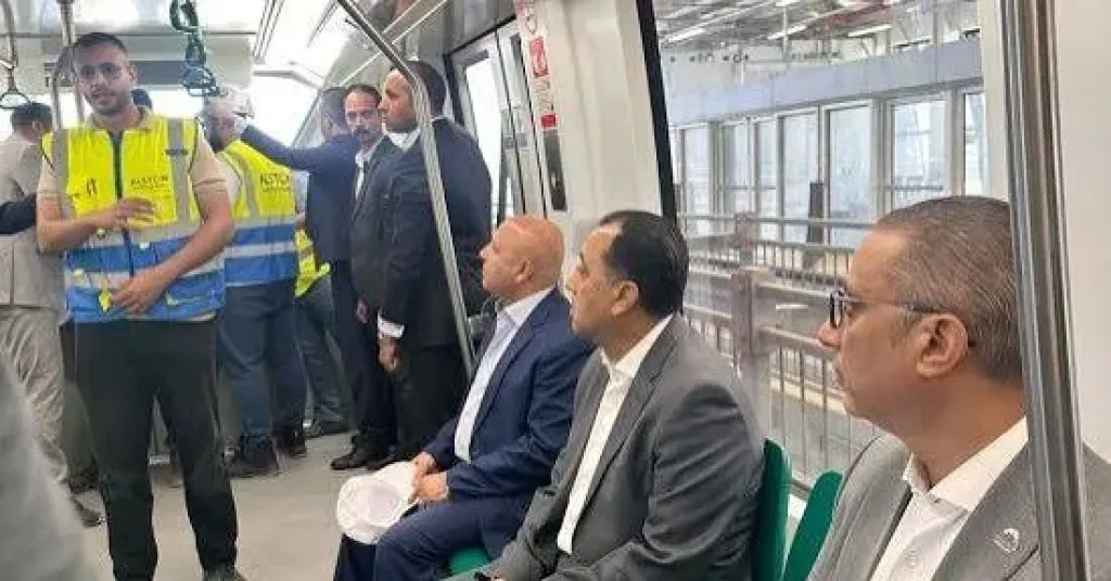 رئيس الوزراء يستقل مونوريل غرب النيل فى التشغيل التجريبى