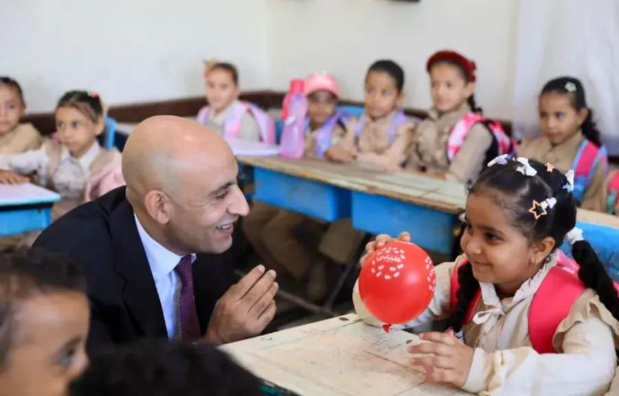تلميذة بإحدى مدارس كفر الشيخ تستقبل وزير التعليم ببالونة مكتوب عليها ”حبيبي”