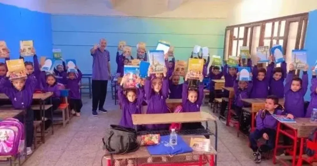 مدير مدرسة بالجيزة يرتدى زى تلاميذه ويشاركهم يومهم الدراسى