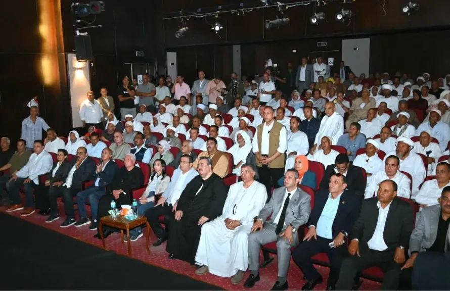 وزير الزراعة ومحافظ البحيرة يشاركان المزارعين حصاد الذرة بأبو المطامير في عيد الفلاح الـ 74