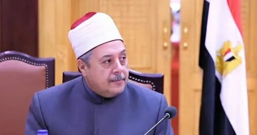 وزير الأوقاف والمفتى يطمئنان على وكيل الأزهر الشريف ومرافقيه عقب تعرضه لحادث