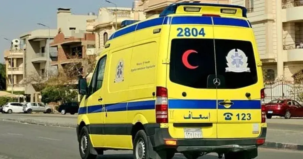 إصابة شخص صدمته سيارة أثناء عبوره الطريق فى الوراق