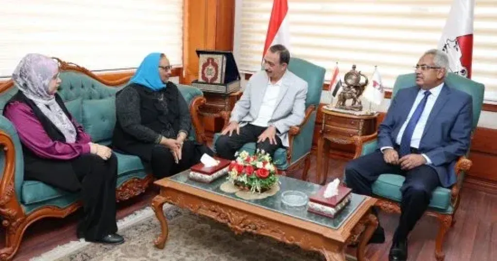 محافظ سوهاج يستقبل رئيس وحدة السكان لبحث دعم جهود الوحدة بالمحافظة