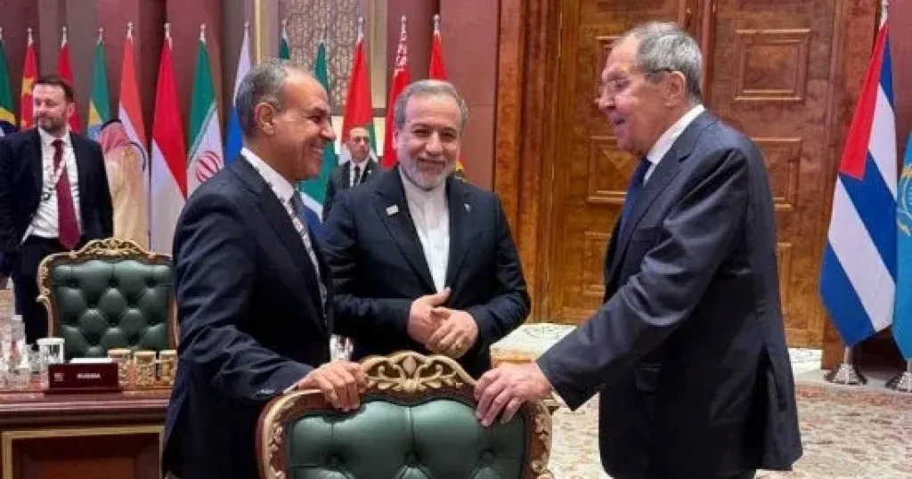 وزير الخارجية يؤكد لنظيريه الإيراني والروسى ضرورة الحفاظ على أمن وسلامة الملاحة