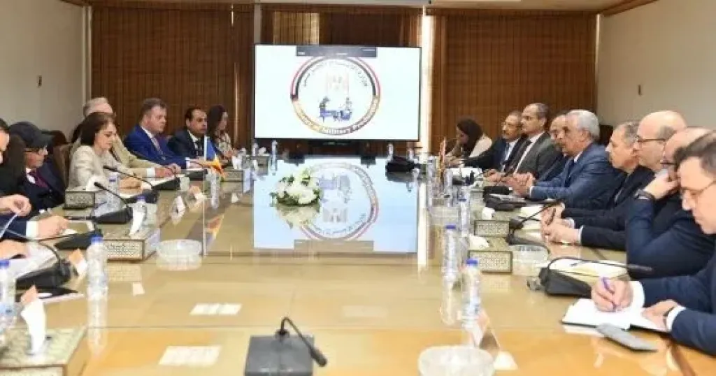 وزير الإنتاج الحربى يبحث مع سفيرة رومانيا بالقاهرة سبل تعزيز التعاون المشترك
