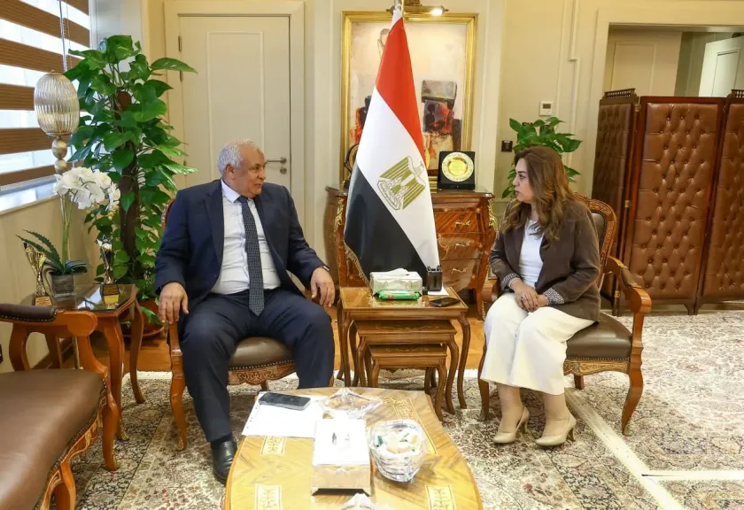 وزيرة التنمية المحلية تتابع مع محافظ مطروح الموقف التنفيذي لمشروعات الخطة الاستثمارية ومنظومة النظافة