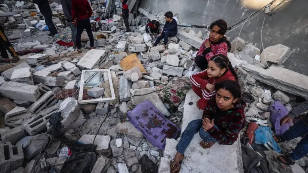 إصابة أكثر من 10 فلسطينيين جراء قصف إسرائيلي على خيمة في مدينة غزة