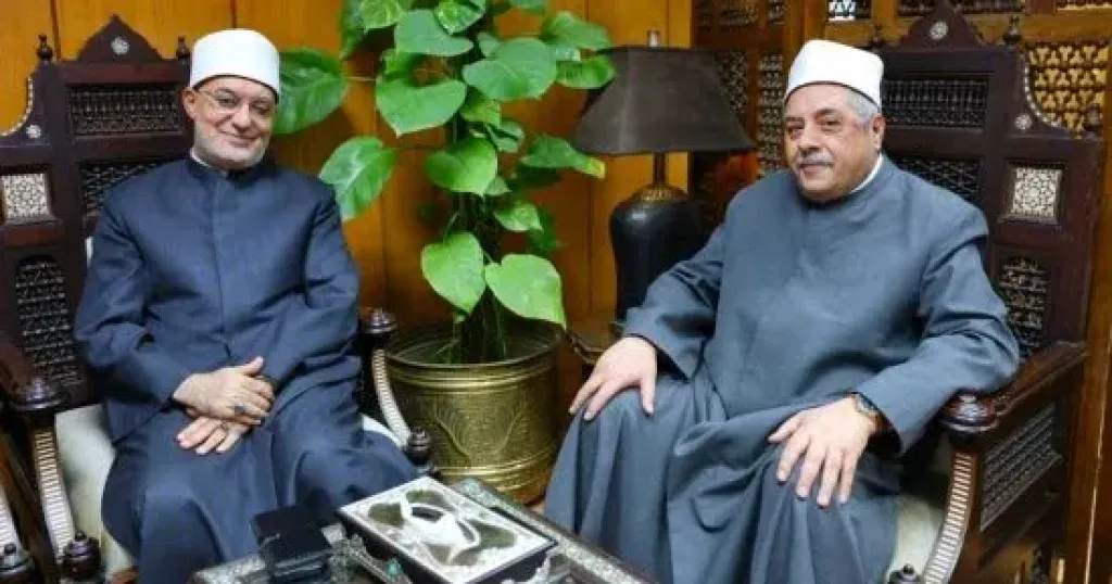 الشيخ أيمن عبد الغني يباشر مهام عمله بمكتبه بعد الحادث الذي تعرض له